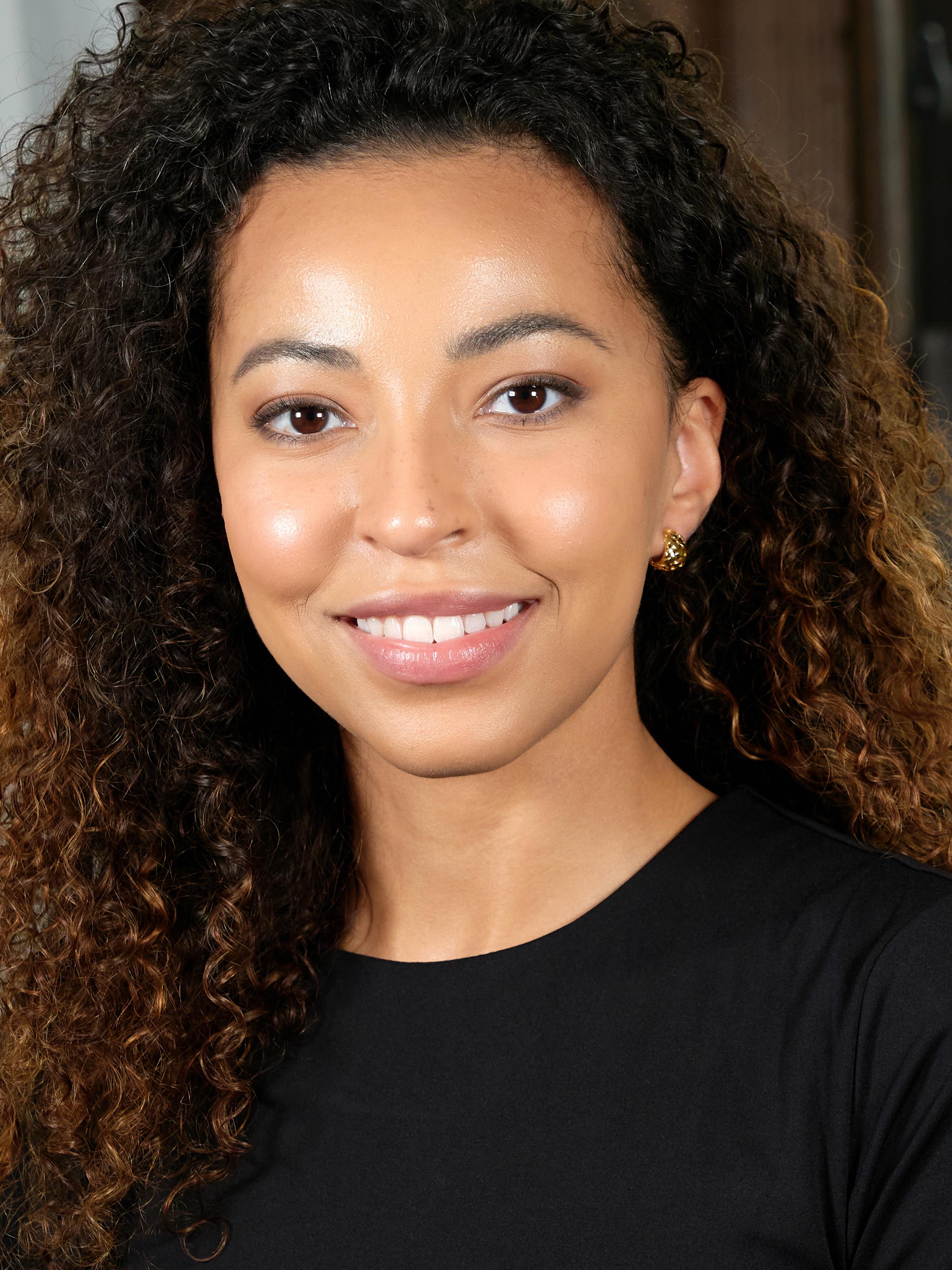 Tiffany & Co. 1997 18 Karat Yellow Gold Vintage Vannerie J-Hoop Earrings