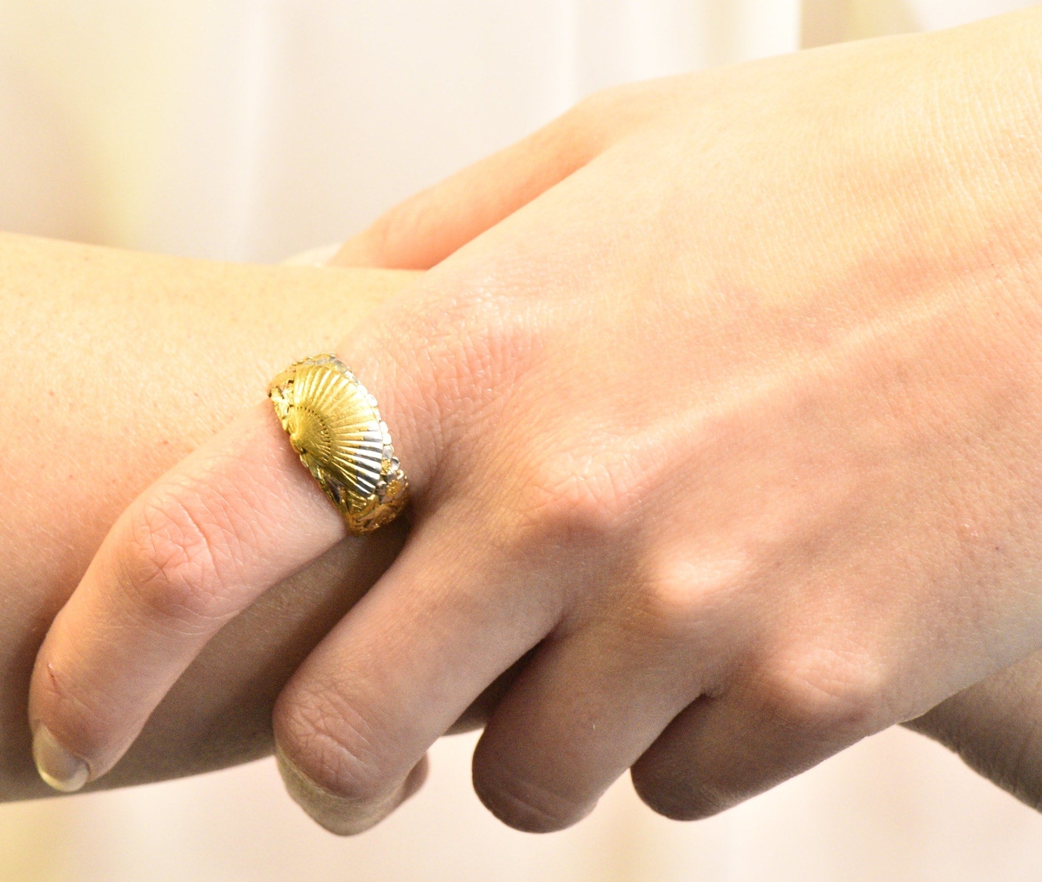 Chinese Late Victorian Tri-Color 22 Karat Gold Platinum Fan Band Ring Wilson's Estate Jewelry