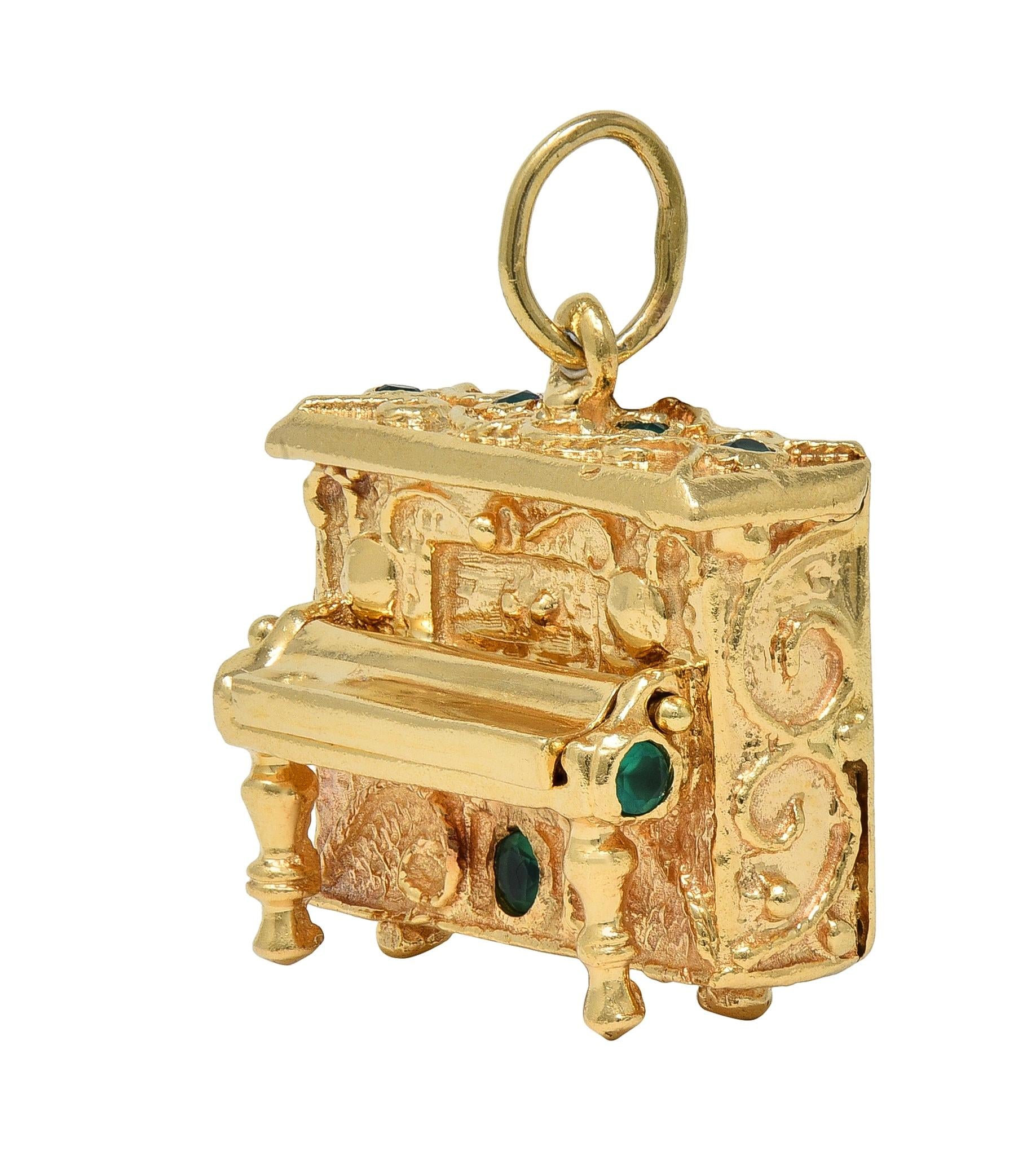 1960's Chrysoprase 14 Karat Yellow Gold Vintage Filigree Piano Pendant Charm