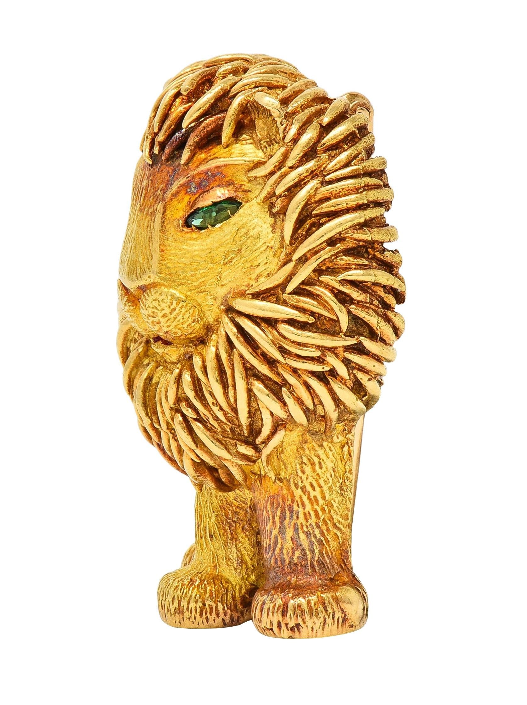 1960's French Emerald 18 Karat Yellow Gold Vintage Lion Brooch