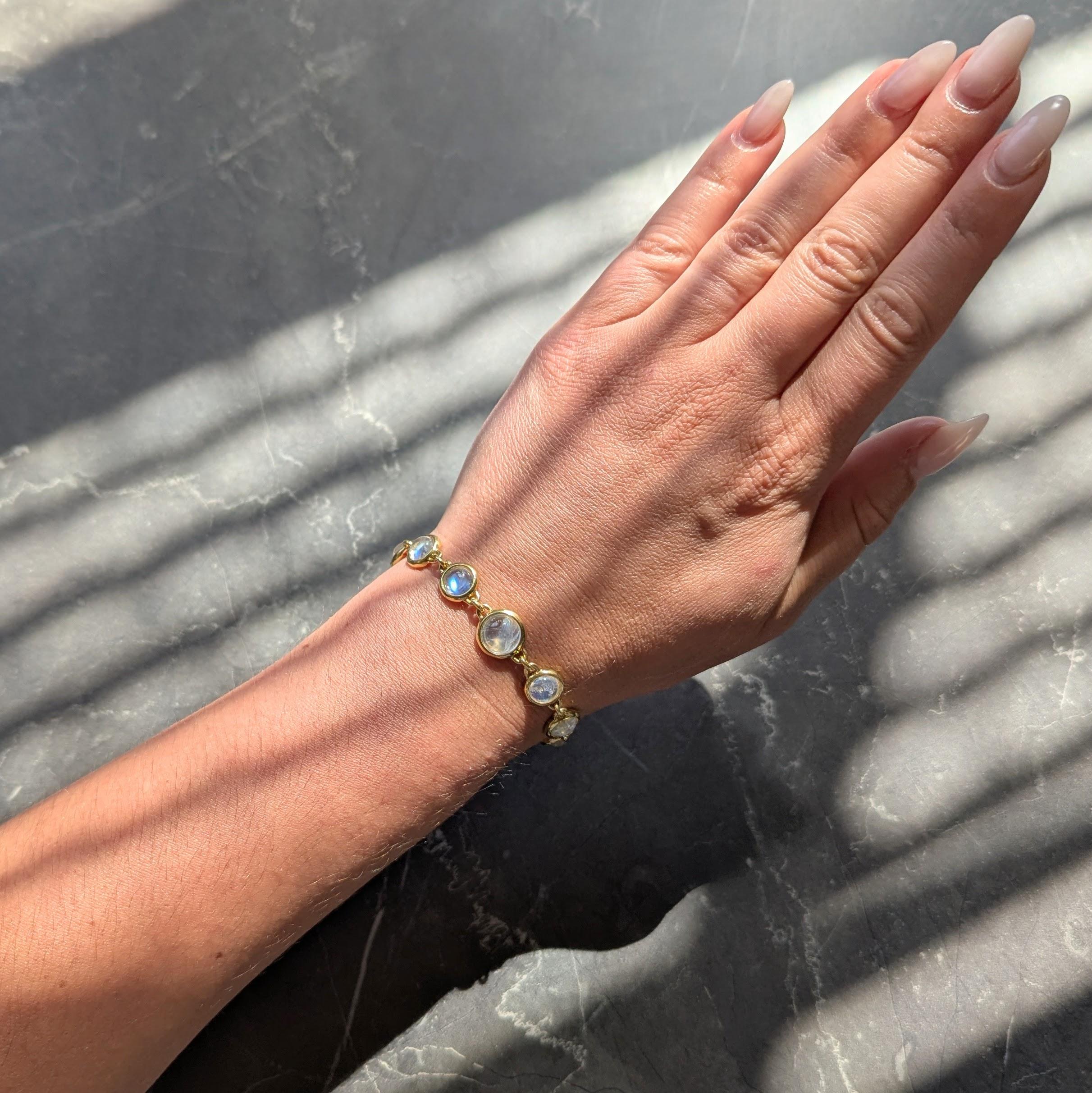 Tiffany & Co. 2000's Rainbow Moonstone 18 Karat Yellow Gold Bezel Link Bracelet