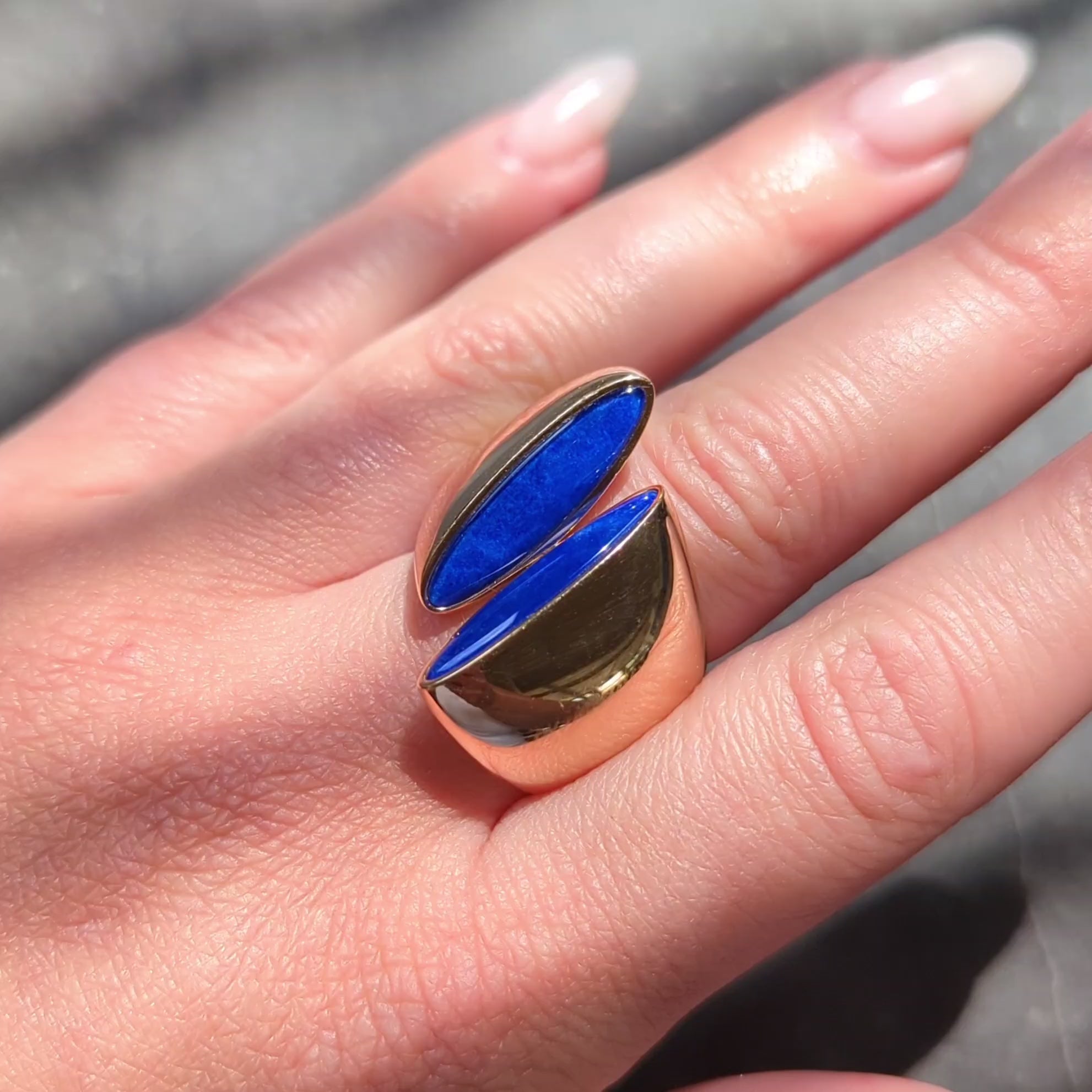 Vhernier 2000's Lapis Lazuli 18 Karat Yellow Gold Eclisse Bypass Ring