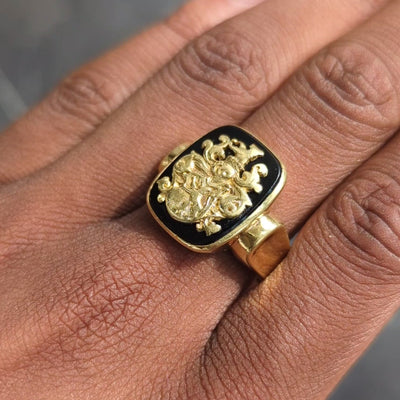 1970's Onyx 18 Karat Yellow Gold Vintage Heraldic Crest Unisex Signet Ring