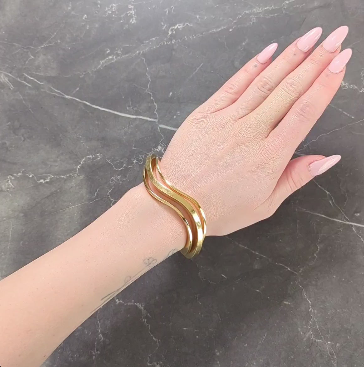 Pesavento 2000's 18 Karat Yellow Gold Modernist Wave Bangle Bracelet