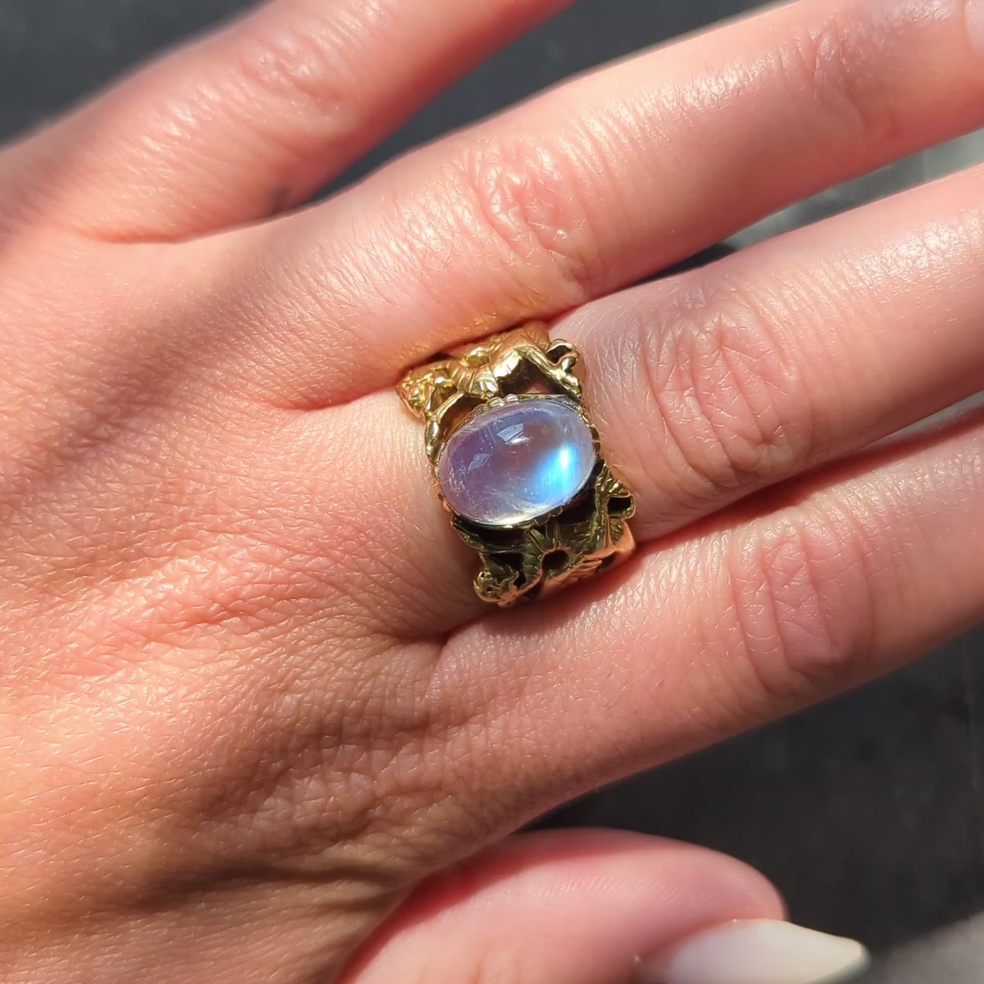 Art Nouveau Moonstone 18 Karat Yellow Gold Antique Griffon Unisex Foliate Ring