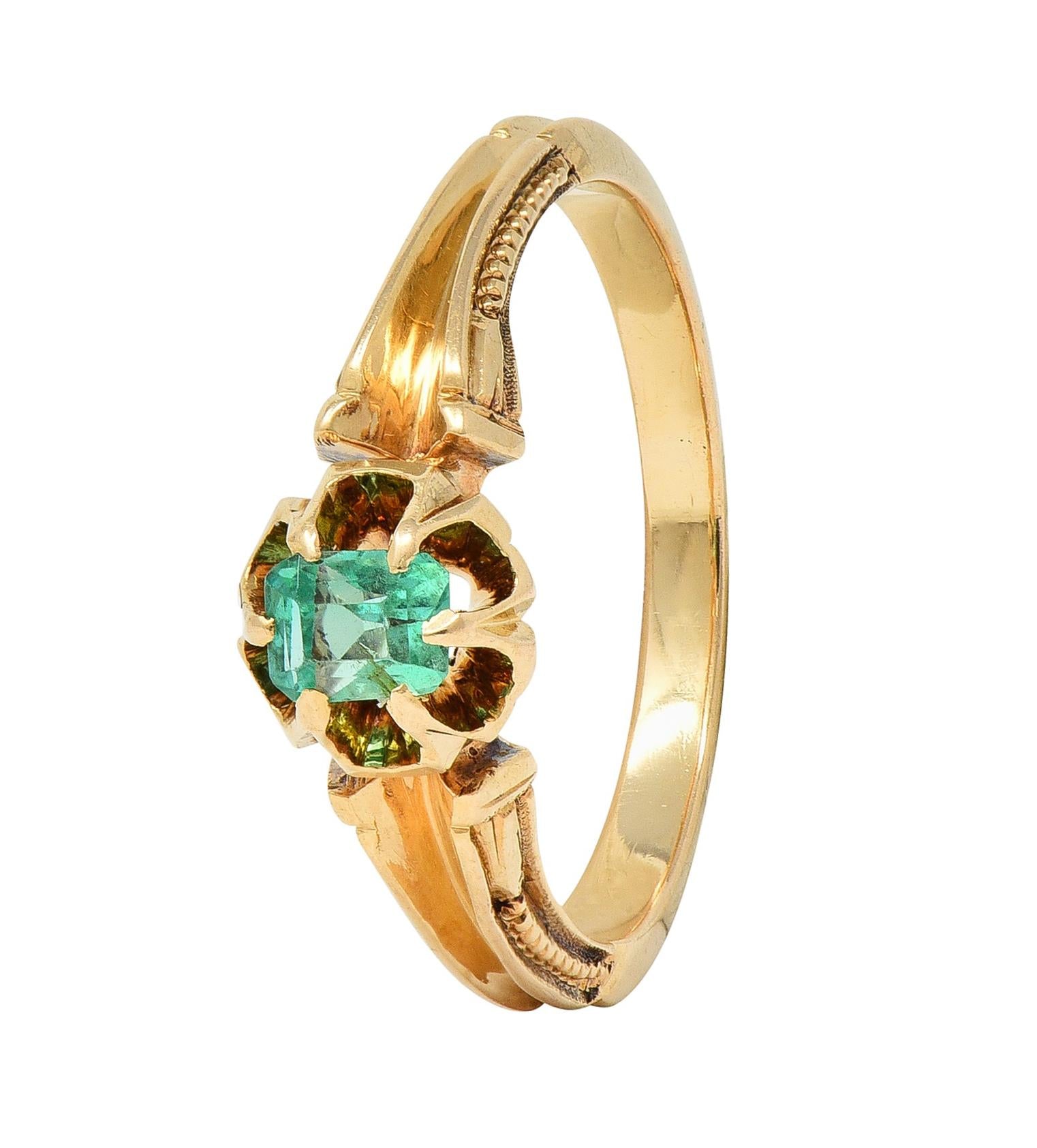 Victorian Emerald 18 Karat Yellow Gold Belcher Set Buttercup Antique Ring