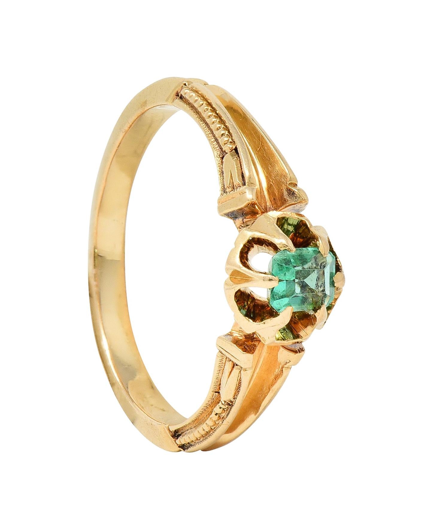 Victorian Emerald 18 Karat Yellow Gold Belcher Set Buttercup Antique Ring